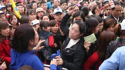 Chị Nguyễn Vân Hoài (32 tuổi, trú tại quận Đống Đa, Hà Nội) bức xúc nói: “Lễ hội hoa mà như một cái chợ, cảnh chờ đợi tại khu soát vé vô cùng hỗn loạn. Từ đâu xuất hiện mấy người phụ nữ tranh cướp vé, chửi tục khiến nhiều người khó chịu”.