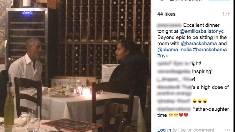 Trong ảnh này, ông Obama ngồi ăn với con gái là Malia tại nhà hàng Ballato.