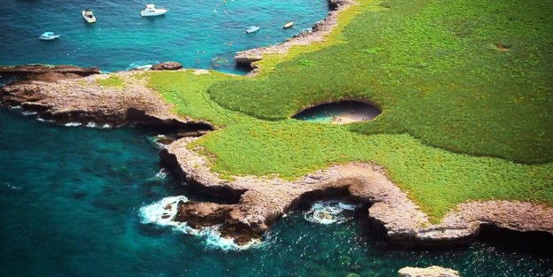 Bãi biển siêu thực này nằm ở quần đảo Marietas, Mexico. Từ trên cao, điểm đến này nhìn như một lỗ hổng lớn trên mặt đất. Ảnh: