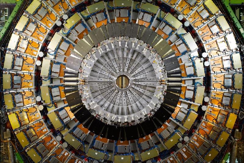 Máy gia tốc hạt lớn (Thụy Sĩ): Máy gia tốc hạt lớn (LHC) là cỗ máy lớn và phức tạp nhất lịch sử loài người, được chế tạo nhờ công sức của 100.000 người suốt nhiều năm - tương đương thời gian xây dựng kim tự tháp Giza. Bên trong, các hạt hạ nguyên tử được bắn ra vận tốc bằng 99,9999991% vận tốc ánh sáng qua đường hầm lạnh hơn không gian vũ trụ và va chạm tạo ra vụ nổ nóng gấp 100.000 lần tâm mặt trời. Cỗ máy giúp chúng ta tìm hiểu về khởi nguồn của vũ trụ.