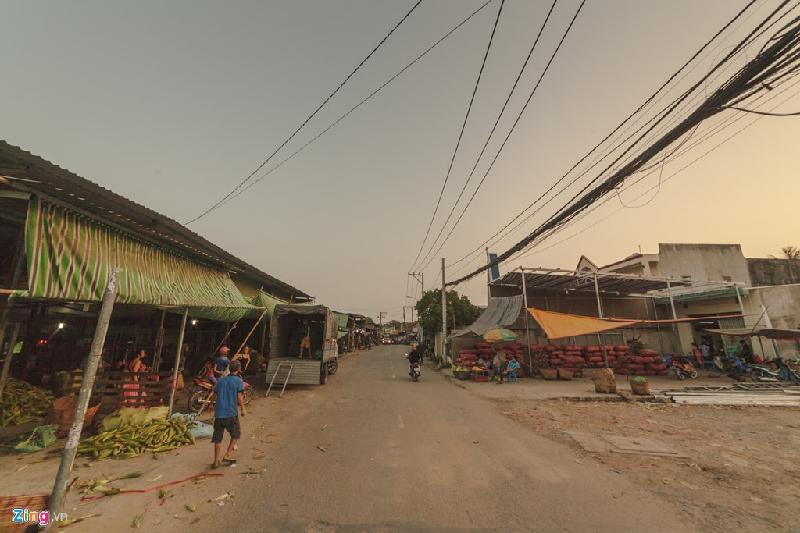 Nằm trên con đường Trịnh Thị Miếng, thuộc ấp Đông, xã Thới Tam Thôn, huyện Hóc Môn, chợ bắp còn được người dân địa phương gọi bằng cái tên thân thuộc là chợ bắp ngã ba Bầu.