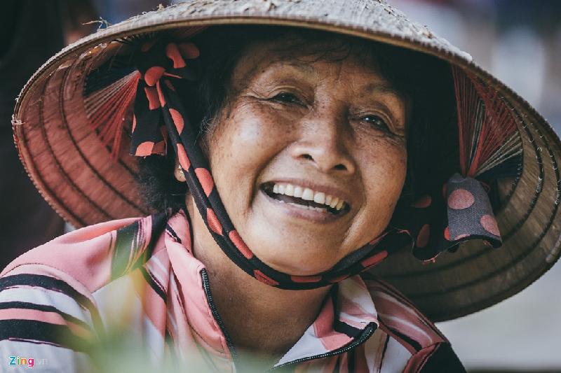 Bà Trần Thị Ngọc (68 tuổi), làm nghề phân loại bắp ở chợ đã 6 năm nay. Bà cho biết được chủ vựa trả 48.000 đồng cho việc phân loại mỗi xe bắp. Thời gian một nhóm 5-6 người phân loại một xe bắp là khoảng 3 giờ.