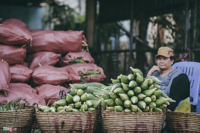 Ngoài việc chuyên bán sỉ, ở chợ vẫn có những vựa bày thúng ra bán lẻ. Giá mỗi trái bắp sống bán lẻ thường cao hơn bán sỉ 500-1.500 đồng tuỳ loại.