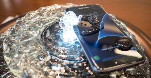 Samsung Galaxy S8 vẫn có khả năng năng chống nước và chống bụi với tiêu chuẩn IP68, nên máy có thể sử dụng được dưới trời mưa hay rửa được bằng nước sạch, hoặc thậm chí rơi xuống nước cũng không sao.