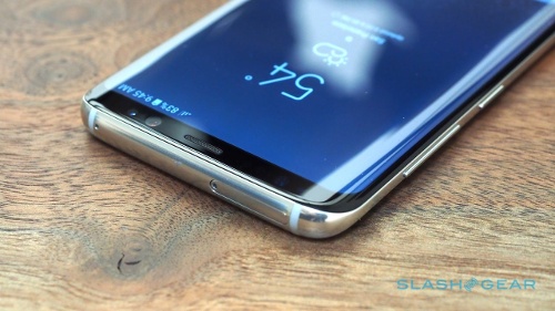 Đúng như tin đồn trước đó, Samsung Galaxy S8 gồm hai phiên bản, một phiên bản sử dụng chipset Snapdragon 835 mới nhất, bản còn lại sử dụng chipset Exynos 8895. Theo Samsung Galaxy S8 có hiệu năng CPU tốt hơn 10% và GPU tốt hơn 21% so với Galaxy S7 Edge. 