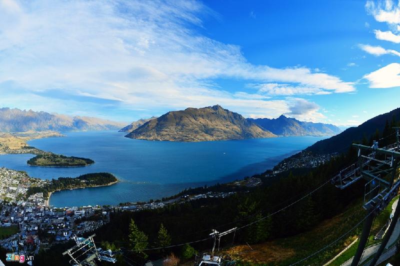 Điểm du ngoạn hấp dẫn nhất ở Queenstown là đỉnh núi Bob, độ cao 450 m. Từ trung tâm thị trấn, du khách đi cáp treo lên trong 5 phút để tận hưởng tầm nhìn bao quát khắp các hồ nước và những ngọn núi xung quanh. Giá vé cho một đầu người ở mỗi trò chơi từ 39-230 đô la New Zealand (1 đô la NZ bằng gần 17.000 VNĐ).