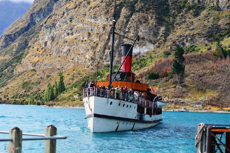 Đến Queenstown, du khách không thể không đi trên chiếc tàu thủy lịch sử từ thị trấn tới trang trại Walter Peak nằm giữa một hòn đảo. Đây là trại nuôi cừu truyền thống của người New Zealand, lâu nay đã được chuyển thành nhà nghỉ và địa điểm tham quan, ăn uống, ngắm cảnh.