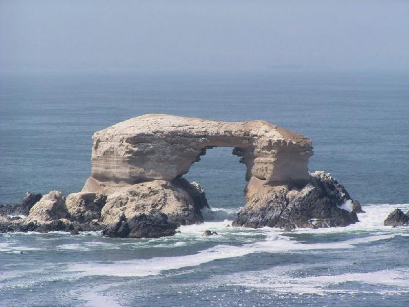 Vòm đá La Portada (Chile) có chiều cao 43 m, hình thành do sự ăn mòn của tự nhiên. La Portada là một trong 15 di tích được bảo vệ nghiêm ngặt của Chile. Ảnh: Chiletravel.