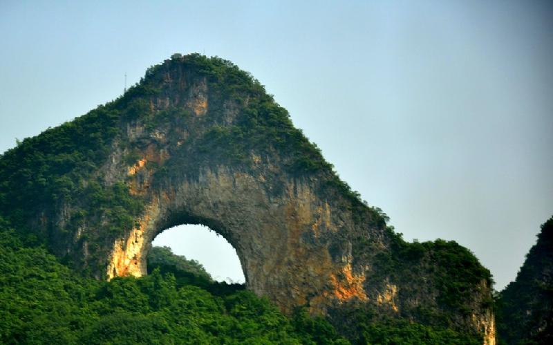 Vòm đá Moon Hill (đồi mặt trăng) thuộc tỉnh Quế Lâm, Trung Quốc. Vòm đá có hình bán nguyệt, là địa điểm yêu thích của những nhà leo núi. Ảnh: Planetden.