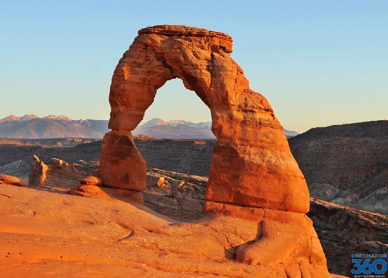 Cổng đá vòm Delicate Arch nằm trong Công viên quốc gia Arches ở tiểu bang Utah, Mỹ. Đây là nơi có hơn 2.000 cổng đá vòm sa thạch, với nhiều hình dáng đẹp mắt. Nổi tiếng nhất trong đó là vòm đá Delicate Arch. Khi ngắm nhìn màu đỏ rực của Delicate Arch dưới ánh hoàng hôn, nhiều du khách cảm nhận nó giống như cánh cổng dẫn đến một thế giới khác. Ảnh: Destination 360.