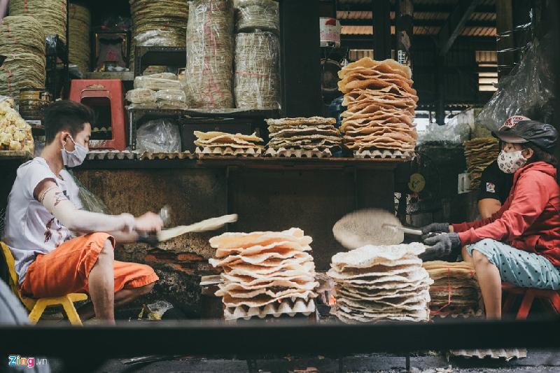 Đi chợ trong những giờ không phải cao điểm, người ta dễ dàng bắt gặp những cửa hàng đem lò than ra nướng bánh tráng ngay tại chỗ.