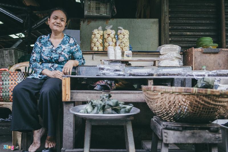 Bà Đinh Thị Huệ, quê Quảng Nam, buôn bán tại chợ Bà Hoa từ những năm 90 đến nay. Tại hàng của bà còn có các món đặc sản khác như bánh ú miền Trung, xôi đường, bánh bông lan,...