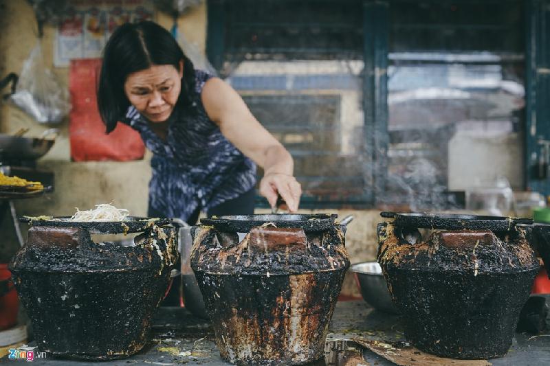 Bà Nguyễn Thị Thơ (quê Quế Sơn, Quảng Nam) buôn bán tại chợ đã 20 năm. Tại hàng của bà có các món ăn khác như ram tôm, bánh bột lọc, bánh bèo, bánh đúc, mít trộn, lòng xào nghệ, hến xào.