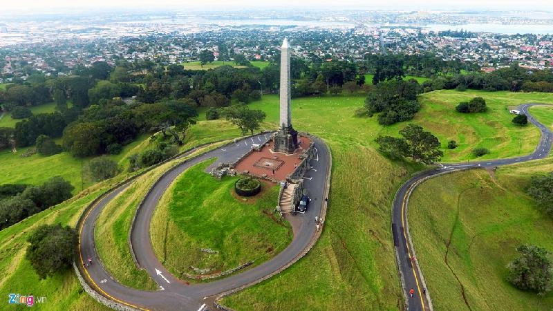 Từ đỉnh ngọn núi lửa cao 183 m, lớn nhất và hoàn chỉnh nhất của Auckland bên cạnh ngọn Rangitoto, du khách có thể ngắm nhìn toàn cảnh thành phố. Tại đây có 3 miệng núi lửa và vùng dung nham kéo dài đến tận bờ biển Manukau. Ngọn núi này có mối liên hệ mật thiết với những nhân vật lịch sử nổi tiếng của Auckland như cựu Rhống đốc New Zealand - George Grey, và cựu Thủ tướng New Zealand, John Logan Campbell, người được chôn cất ngay trên đỉnh ngọn đồi .