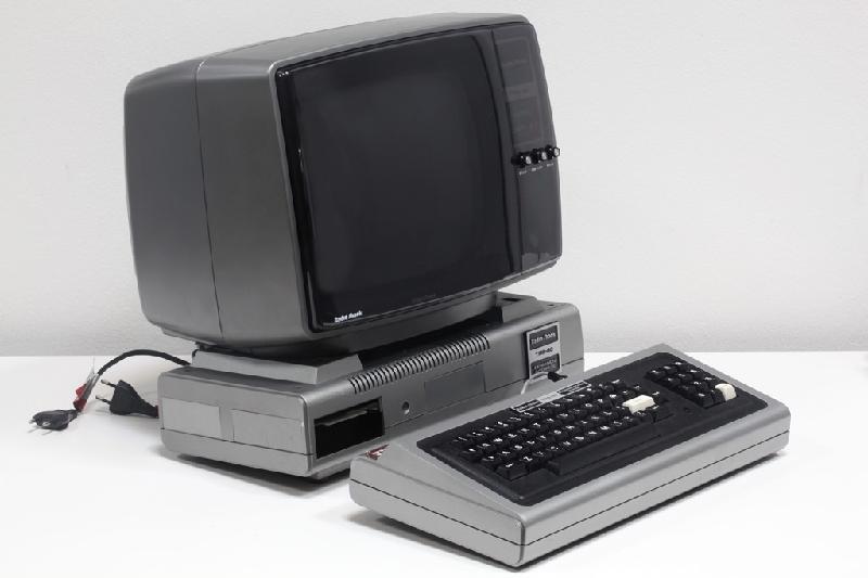 Tandy TRS-80 (1977): Tandy TRS-80 được sản xuất năm 1977. Thế hệ đầu tiên sở hữu RAM 4 KB, vi xử lý 1,77 MHz và màn hình 12 inch với giá 600 USD. Thế hệ sau của TRS-80 được gọi là TRS-100 và tăng cường khả năng của máy tính như hỗ trợ đĩa mềm, nhiều cổng truy xuất và bộ nhớ lớn hơn. Hệ điều hành của máy gọi là TRS-DOS dựa theo nền tảng MS-DOS. Máy được bán ra hơn 200.000 sản phẩm.