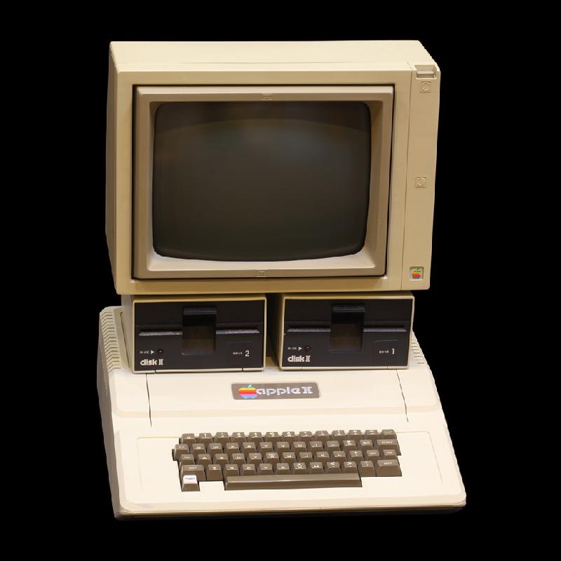 Apple II (1977): Apple II được bán ra cùng năm với Tandy TRS-80 và đạt thành công lớn dù giá bán khá cao (1.300 USD). Máy tính được thiết kế dựa trên nguyên mẫu Apple I bằng cách giữ lại chip xử lý 1 MHz, 4 KB RAM và thêm vào vỏ máy đính kèm bàn phím.