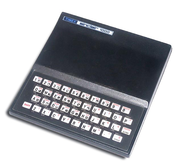 Timex Snclair 1000 (1981): Năm 1981, Sinclair phát hành máy tính với giá 100 USD. Đây là một thiết bị nhỏ, với tên mã ZX81, chạy nền tảng BASIC với RAM có dung lượng 2 KB và vi xử lý có xung nhịp 3,25 MHz. Tuy nhiên, Timex Snclair 1000 đã tạo nên điểm nhấn ở thời kỳ này cho những ai yêu thích công nghệ nhưng không thể bỏ ra hàng nghìn USD cho PC. Với mức giá rẻ, Timex Sinclair 1000 được bán hơn 600.000 chiếc trên toàn nước Mỹ và trở thành một trong những máy tính nổi tiếng nhất lúc bấy giờ.