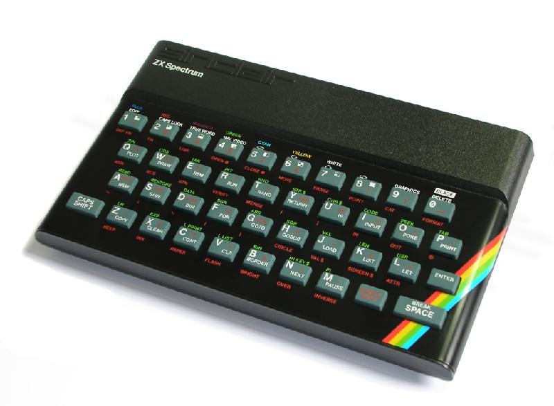ZX Spectrum (1982): ZX Spectrum trở thành niềm tự hào của Vương quốc Anh với giá bán 125 bảng Anh. Chiếc máy có thiết kế đơn giản, nhỏ gọn, hệ thống tích hợp phím cứng. Nhưng Spectrum tốt hơn bản tiền nhiệm vì 16 KB RAM và bàn phím cứng thật sự.