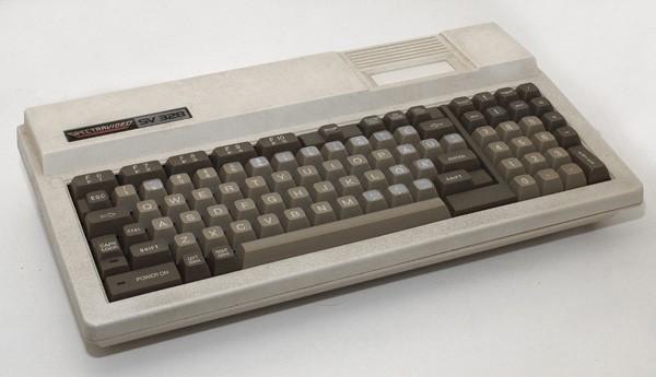 Microsoft MSX (1983): Khi cuộc cách mạng máy tính đã vượt khỏi Mỹ và châu Âu thông qua các công ty như IBM, Commodore, Sinclair và cả Apple thì Nhật Bản cũng bắt đầu làm chủ các thiết lập về phần cứng. Chiếc máy tính MSX ra đời nhờ sự kết hợp giữa Microsoft và các công ty của Nhật như Toshiba hay Sony. Sản phẩm đã trở thành một cỗ máy nổi tiếng nhất Nhật Bản trong khoảng thời gian ấy.