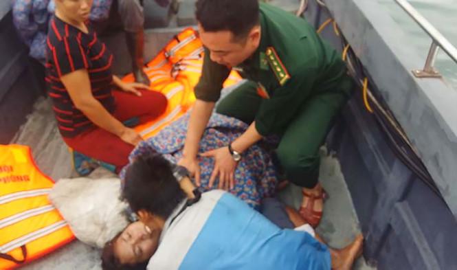Bộ đội Biên phòng Quảng Ninh đang sơ cứu cho nạn nhân