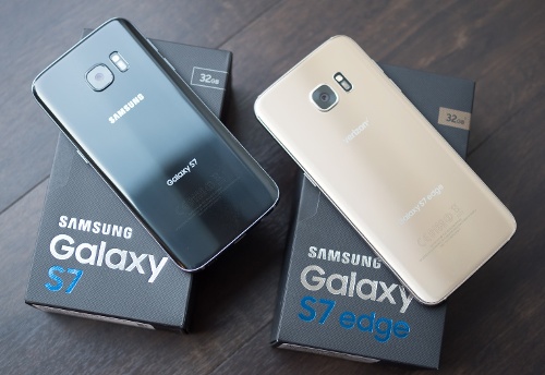 Samsung Galaxy S7 được trang bị chip Qualcomm Snapdragon 820/Exynos 8890 (tùy thị trường), RAM 4GB, camera chính 12MP với ống kính khẩu độ f/1.7, camera phụ 5MP và pin dung lượng 3.000 mAh. Galaxy S7 Edge có cấu hình tương tự S7 nhưng pin dung lượng cao hơn (3.600 mAh). 
