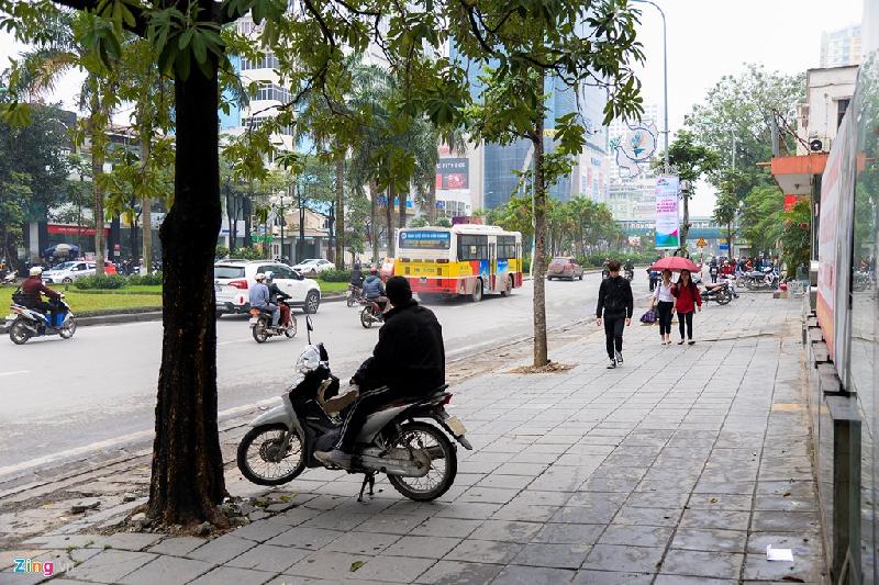 Đường Nguyễn Chí Thanh đoạn giao với Đê La Thành cũng hết cảnh ôtô đỗ ngang dọc, tràn lan.