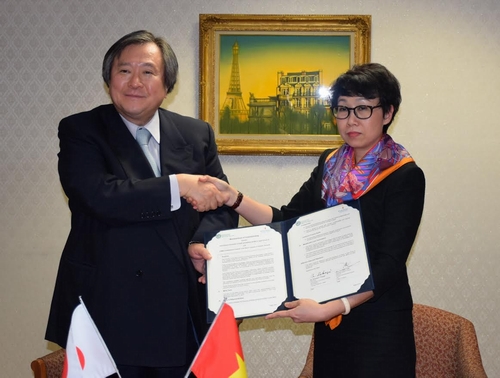  BS Kuninori Takagi – Chủ tịch Tập đoàn IUHW và bà Lê Thúy Anh – Phó TGĐ thường trực Hệ thống Y tế Vinmec ký kết Biên bản ghi nhớ hợp tác