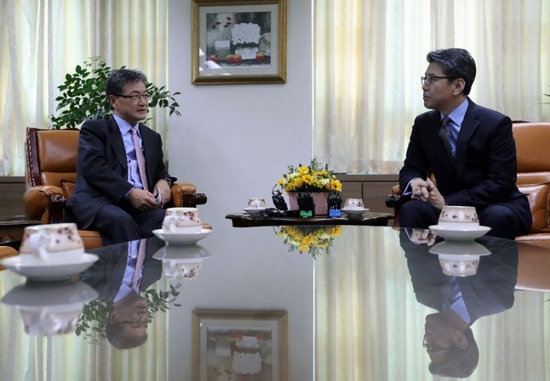 Đặc phái viên của Mỹ về chính sách Triều Tiên – ông Joseph Yun (bên trái) trong cuộc gặp với đặc phái viên của Hàn Quốc về các vấn đề an ninh và hòa bình trên bán đảo Triều Tiên - ông Kim Hong-kyun năm 2016.