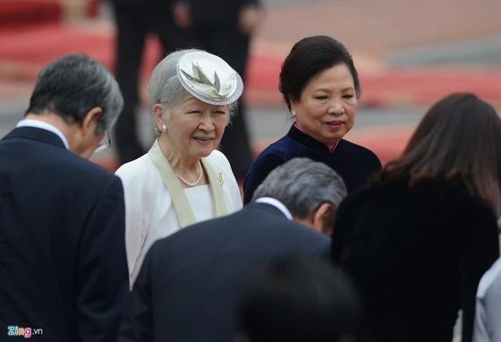 Tại buổi đón tiếp, Nhà vua và Hoàng hậu Nhật Bản đề cao việc Phu nhân Chủ tịch nước mặc chiếc áo dài màu tím thêu hình hoa anh đào, loài hoa biểu trưng cho mùa xuân của đất nước mặt trời mọc. Người đứng đầu Hoàng gia Nhật Bản cũng cảm ơn sự tiếp đón trọng thị của nhân dân và chính phủ Việt Nam.