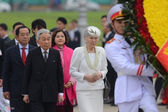 Sau lễ đón chính thức cấp Nhà nước và hội đàm tại Phủ chủ tịch, Nhà vua Akihito và Hoàng hậu Michiko đã đến đặt vòng hoa và viếng lăng Chủ tịch Hồ Chí Minh.