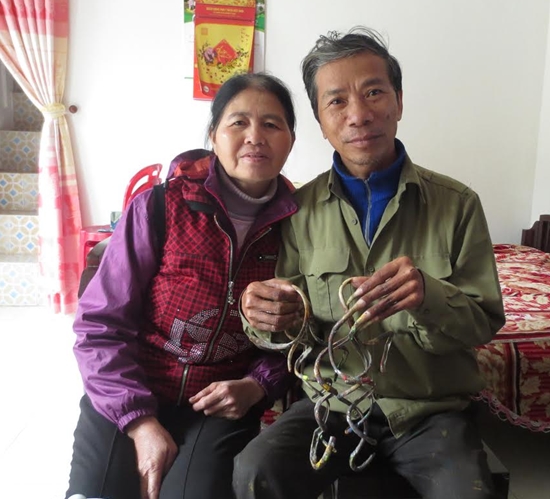 Nam Định: Kỳ quái người đàn ông 35 năm nuôi móng tay, vợ phải đút cho ăn
