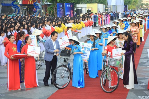 Hàng ngàn bạn trẻ mặc áo dài, đội nón lá tham gia màn đồng diễn đặc sắc trên Phố đi bộ Nguyễn Huệ.