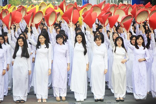Góp mặt rất ấn tượng là 1.000 nữ sinh trường THPT Trưng Vương (TPHCM) cùng đồng diễn. Trước buổi diễn chính thức, các em đã có mặt trên phố đi bộ để tập luyện cùng nhau.