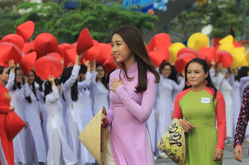 Hoa hậu Đỗ Mỹ Linh cùng các thí sinh cuộc thi Duyên dáng áo dài năm 2017 cùng thực hiện phần trình diễn trên thảm đỏ.