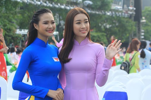Đỗ Mỹ Linh và thí sinh cuộc thi Hoa hậu Việt Nam 2016 Trần Thị Thủy tươi tắn trước ống kính.