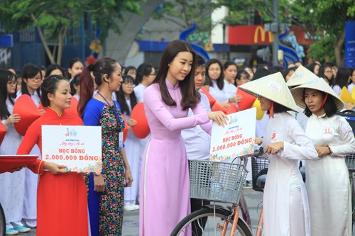 Hoa hậu Mỹ Linh diễn cùng 3.000 nữ sinh mặc áo dài trên phố đi bộ