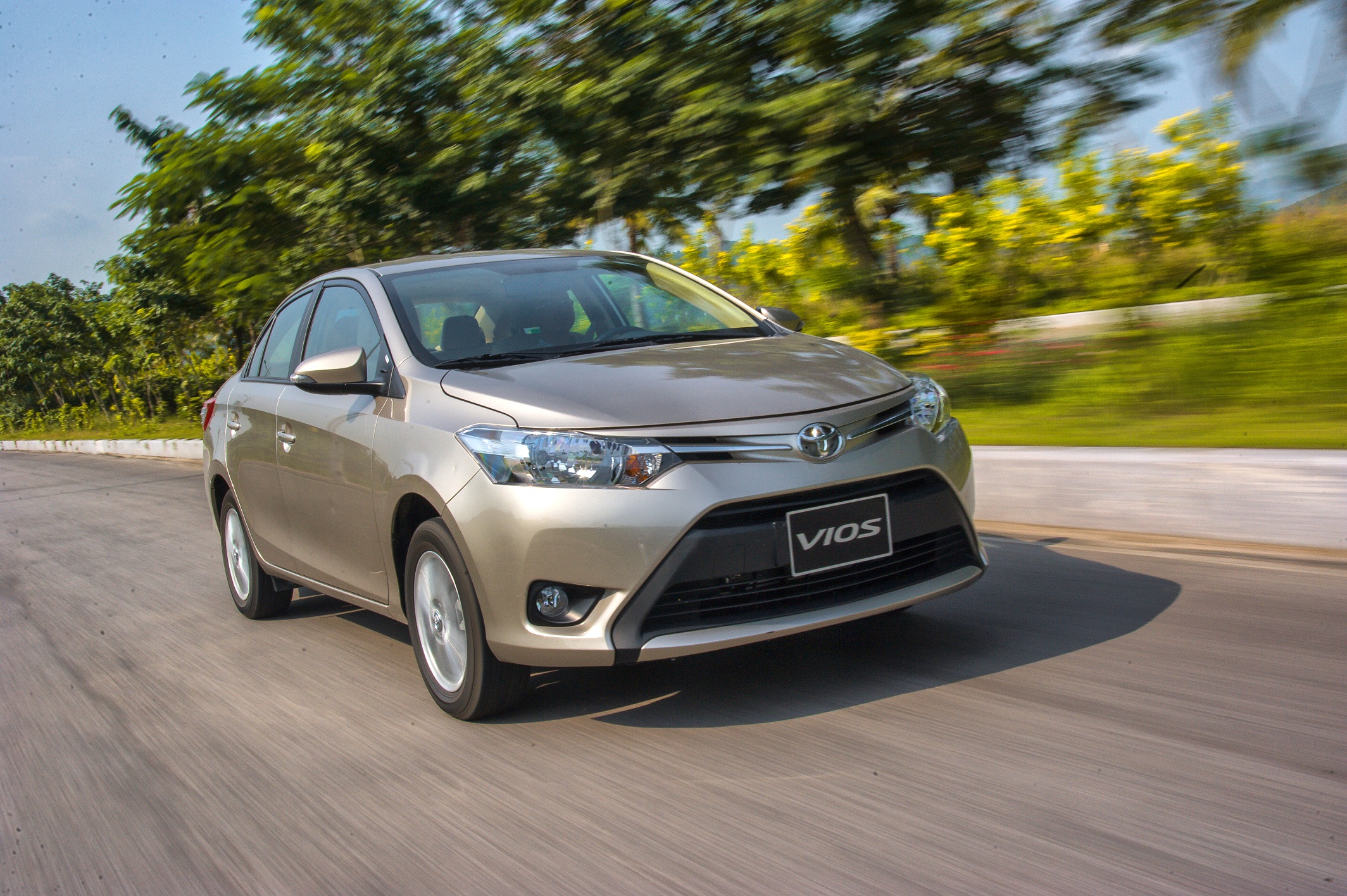 1. Toyota Vios: 1.033 xe- Luôn dẫn đầu danh sách 5 xe hạng B bán chạy nhất nói riêng và 10 ô tô bán chạy nhất Việt Nam nói chung, Toyota Vios có doanh số trong tháng 2 vừa qua đạt 1.033 xe, tăng 61% so với cùng kỳ năm 2016. Cộng dồn 2 tháng đầu năm, doanh số Toyota Vios đạt 2.737 xe, tăng 37% so với cùng kỳ năm ngoái. Hiện tại, Toyota Vios bán ra thị trường 4 phiên bản khác nhau, sử dụng 2 loại động cơ 1.5L và 1.3L với giá từ 588 -622 triệu đồng.