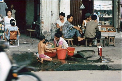 Cảnh sinh hoạt sống động trên vỉa hè phố cổ Hà Nội.