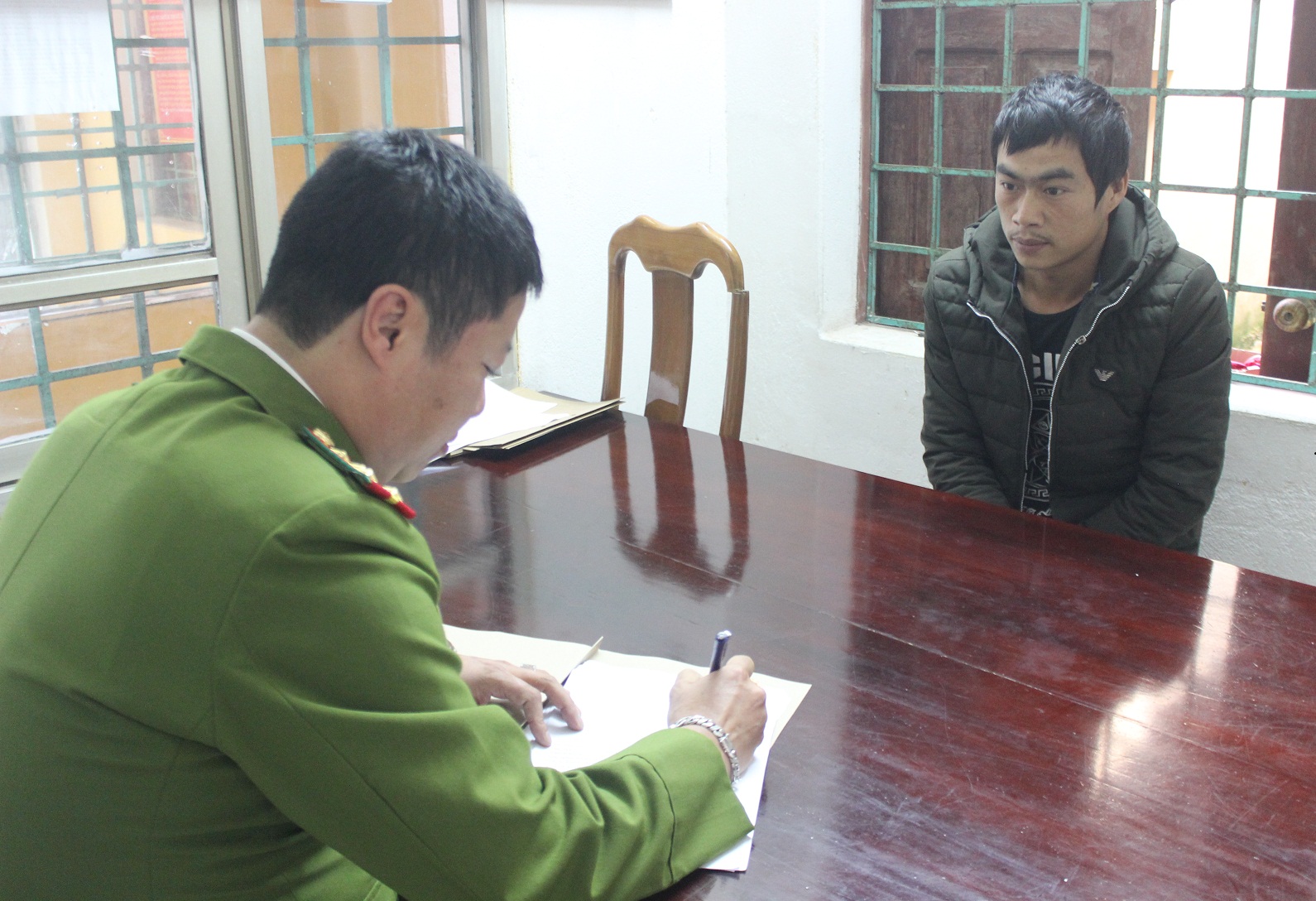 Công an TP Móng Cái lấy lời khai đối tượng Nguyễn Văn Công. 