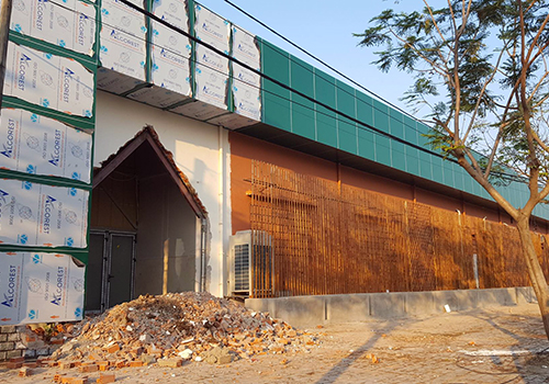 Bên ngoài khu công trình trái phép là tường nhà kho được xây dựng kiên cố. Ảnh: Nguyễn Đông.