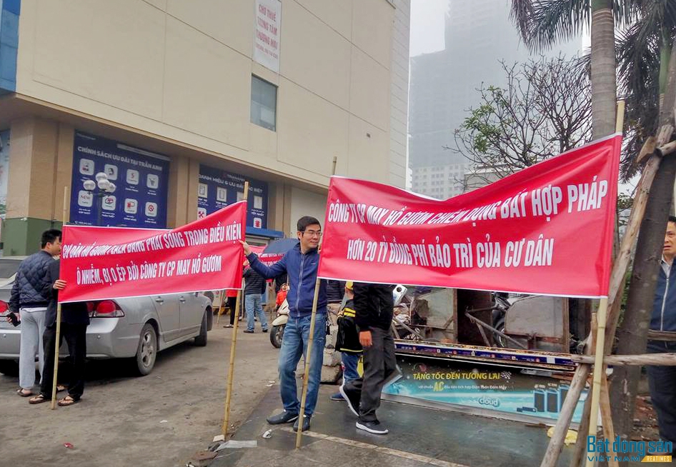 Hà Nội: Cư dân Hồ Gươm Plaza căng băng rôn đòi nợ 20 tỷ tiền phí bảo trì