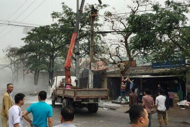 Nam công nhân bốc cháy trên cột điện ở Hà Nam