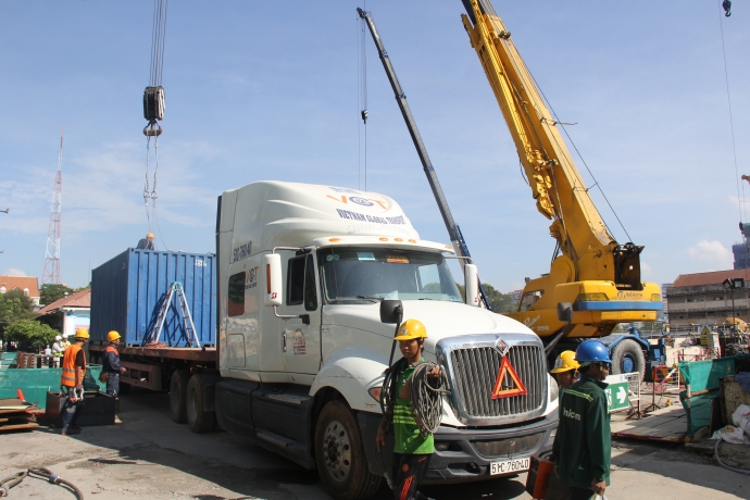 Sáng 17/3 các thiết bị máy móc của Robot TBM được vận chuyển bằng container từ Nhật Bản đã được đưa xuống lòng đất để lắp ráp.