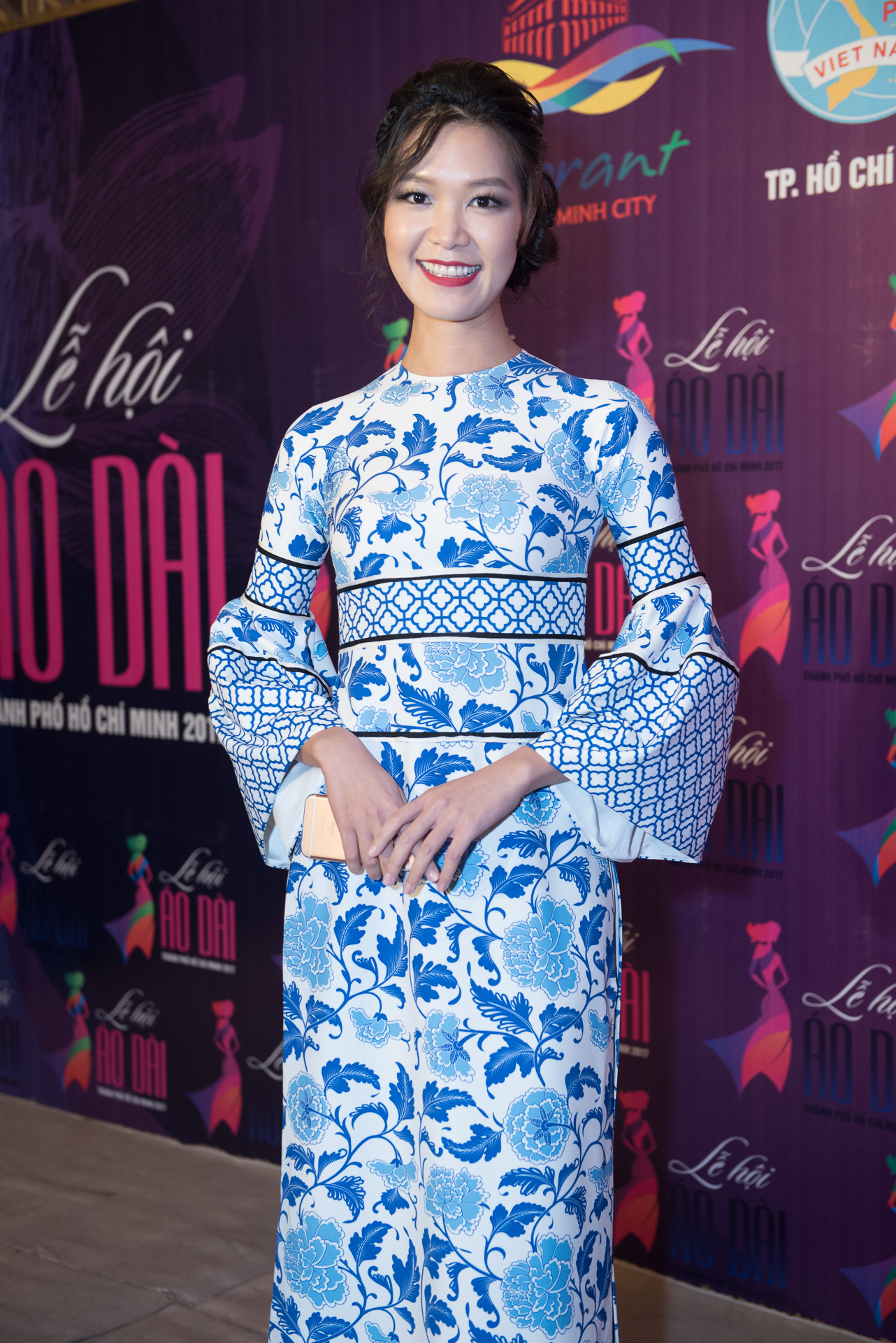 Hoa hậu Thùy Dung lạ mắt trong chiếc áo dài họa tiết 