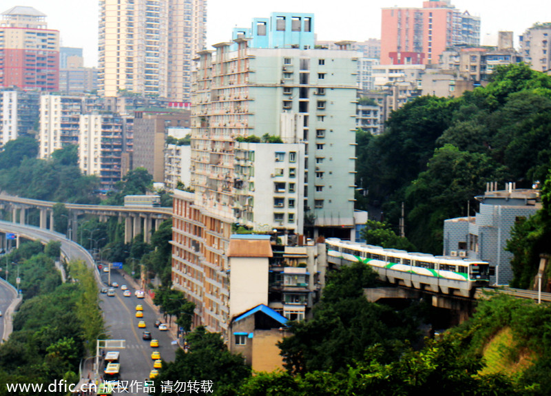 Tàu điện đi xuyên nhà cao tầng ở Trung Quốc