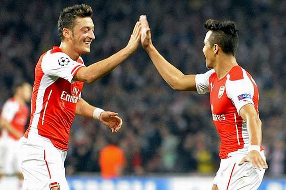 Đàm phán hợp đồng với Ozil, Sanchez đang bị &quot;đóng băng&quot;