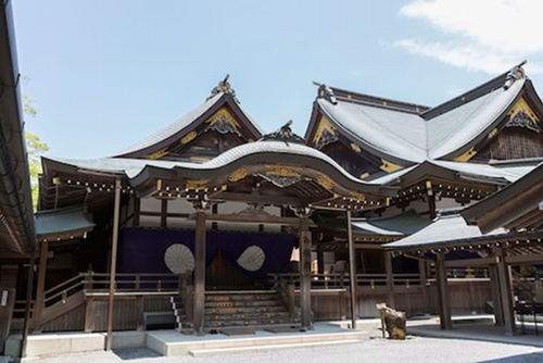 Ise-jingu là tên gọi chung cho 125 đền thờ lớn nhỏ trong tỉnh Mie. Trong số đó, đền thờ quan trọng nhất là đền thờ Kodai-jingu (còn được gọi với tên thông dụng là Naiku) thờ thần Amaterasu Omikami, Thần mặt trời và đền thờ Toyokedai-jingu (còn được gọi với tên thông dụng là Geku) thờ thần Toyouke no Omikami (đây là vị thần lo các nhu cầu sinh hoạt, ăn ở cho thần Amaterasu Omikami). 