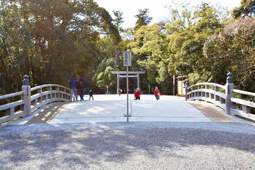  Naiku được thành lập khoảng 2000 năm trước. Vào năm 2013 người ta tiến hành Shikinen Sengu, tức là làm lại tất cả kiến trúc trong Naiku (theo thông lệ là 20 năm tiến hành 1 lần). Hiện tại khi đến thăm Naiku du khách vẫn còn cảm nhận được mùi gỗ mới phảng phất. Khi đi qua cây cầu Ujibashi bắt qua sông Isuzugawa sẽ đến nơi ở của các vị thần. Bước vào khu vực này, du khách sẽ cảm thấy tâm hồn mình trở nên thanh thản đến kỳ lạ. Đây là nơi vô vùng thiêng liêng đối với người Nhật, dù không có quy tắc ràng buộc gì khắc khe lắm nhưng nếu gây ồn ào sẽ làm mất bầu không khi trang nghiêm nơi đây vì thế bạn hãy lưu ý nhé.