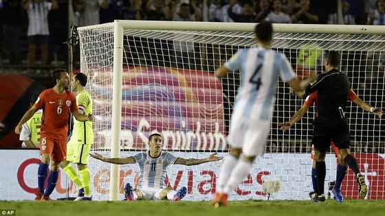 Argentina được hưởng penalty sau khi Di Maria bị phạm lỗi trong vòng cấm