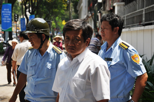 Sáng 24.3, ông Đoàn Ngọc Hải, Phó chủ tịch UBND quận 1, TP.HCM tiếp tục dẫn đầu đoàn công tác liên ngành trật tự đô thị, thanh tra giao thông, cảnh sát giao thông… xuống đường “giành” lại vỉa hè cho người đi bộ.